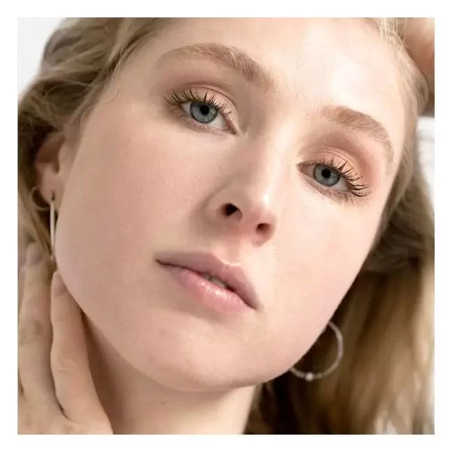 Mascara naturel à l'Amande Marron Ere Perez Mannequin