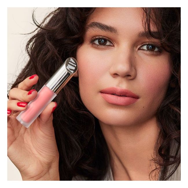 Rouge a lèvre bio liquide matte Kjaer Weis Blossoming mannequin