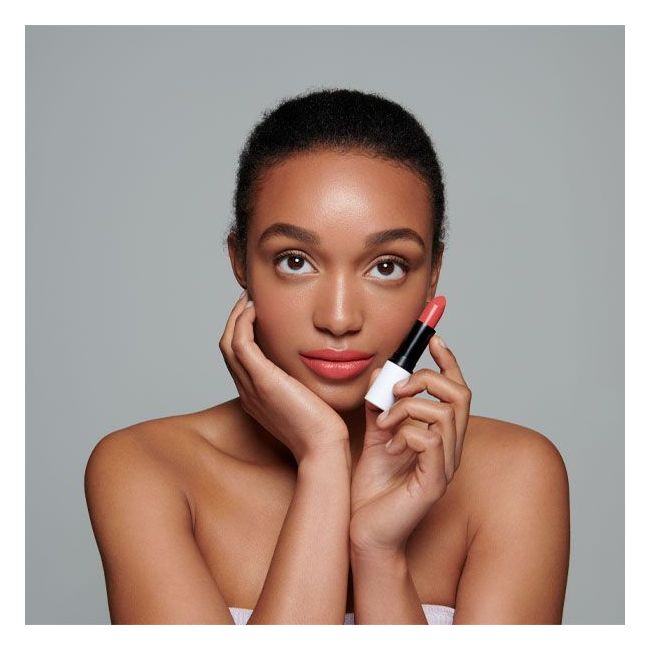 Rouge à lèvres vegan Lily Lolo Coral Crush mannequin