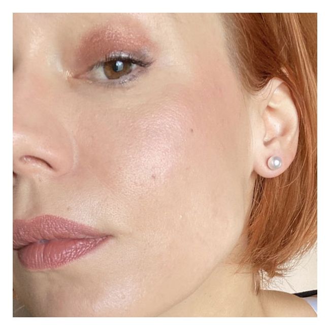 ARHO's Luminescence Highlighting Blush Morning Dew Close-up