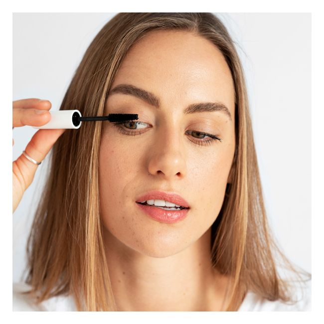 Mascara naturel Waterproof à l'Avocat Noir Ere Perez Application