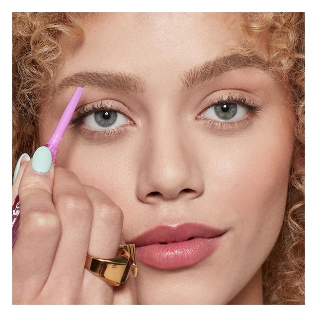 Kosas' Brow Pop Soft Brown Eyebrow pencil Application