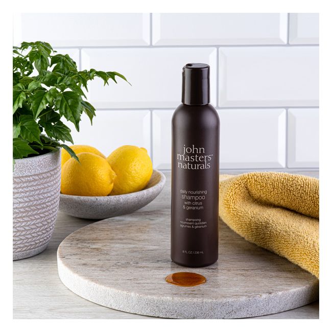 Shampoing nourrissant quotidien aux agrumes et géranium John Masters Organics Texture