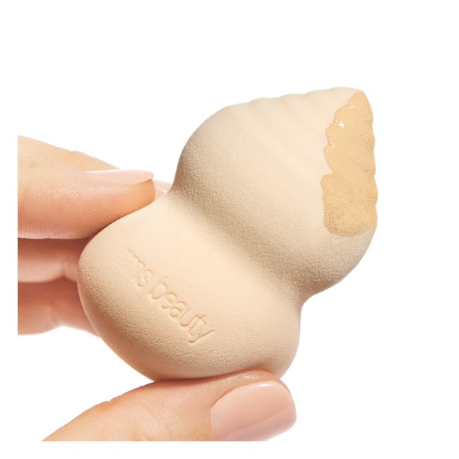 RMS' Skin2skin makeup sponge beauty blender Model