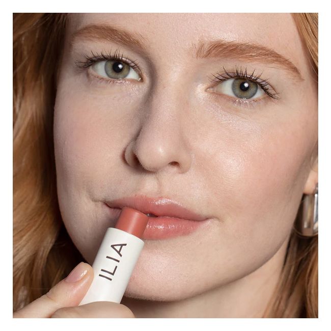 Ilia's Hold Me Balmy Tint tinted lip balm Application