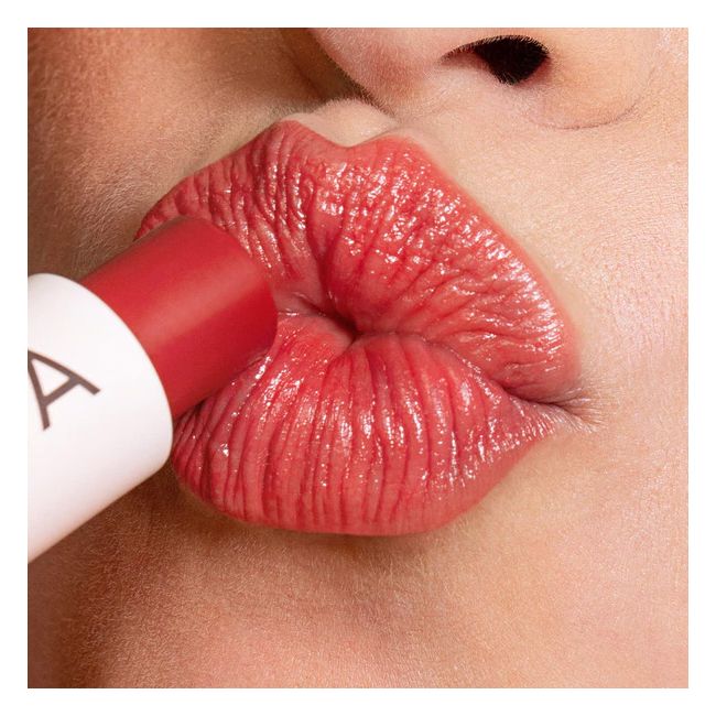Ilia's Heartbeats Balmy Tint tinted lip balm Application