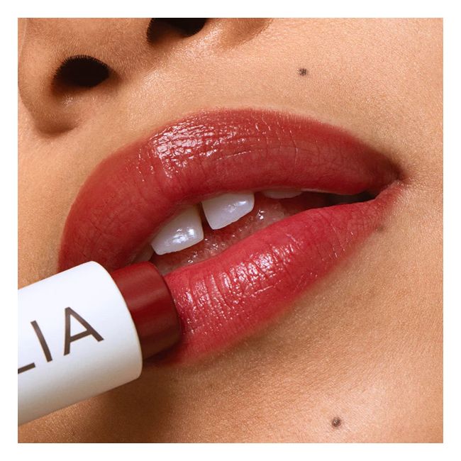 Ilia's Wanderlust Balmy Tint tinted lip balm Application