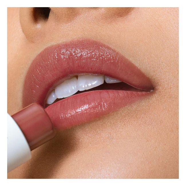 Ilia's Memoir Balmy Tint tinted lip balm Application