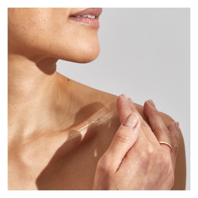 Pai Skincare's Champagne Liquid Highlighter The Impossible Glow Bronzing Drops Application