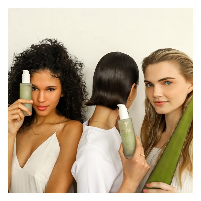 Rahua's Aloe vera Natural hair gel Lifestyle Model