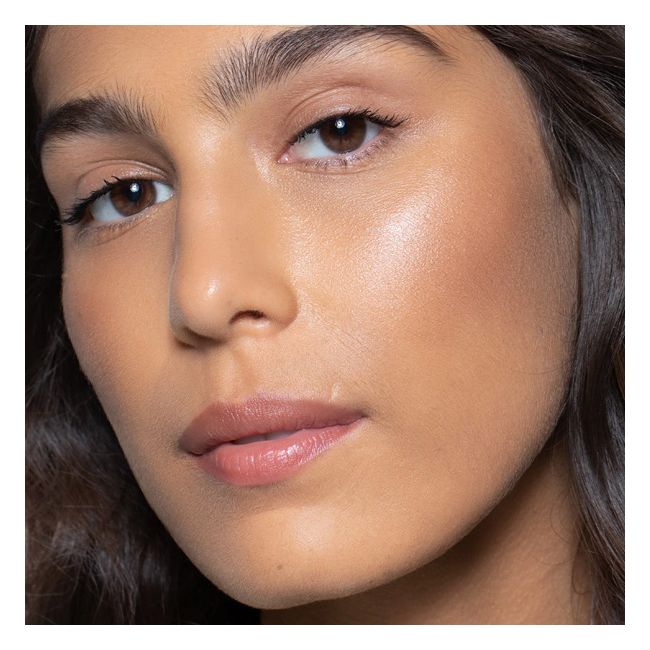 Ilia Beauty's Cheek and lip multi-stick Natural make-up palette Application