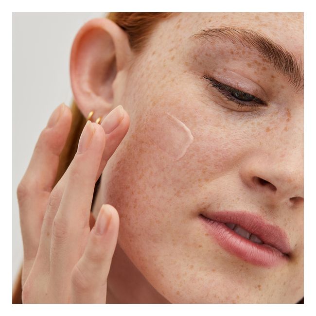RMS Beauty's Re Evolve radiance locking Primer Application Model