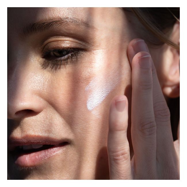 Crème solaire minérale invisible Mineral Drops SPF 50 Odacité Mannequin