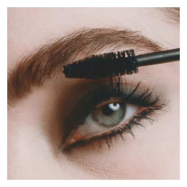 Madara's Come Closer Intense Volume Organic mascara Application