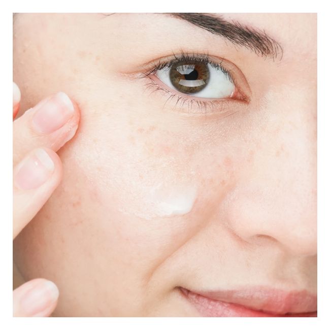 100% Pure's Niacinamide boost Natural skincare Model