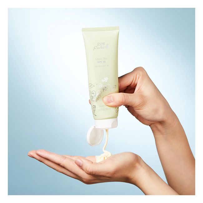 100% Pure's Green tea SPF30 Mineral sunscreen Application