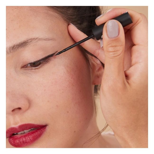 Absolution's Black eyeliner Application