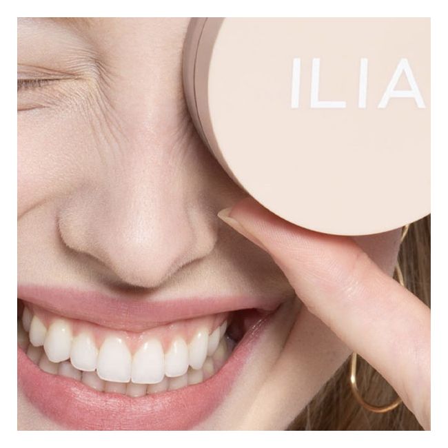 Ilia Beauty's Soft Focus Finishing Powder Model