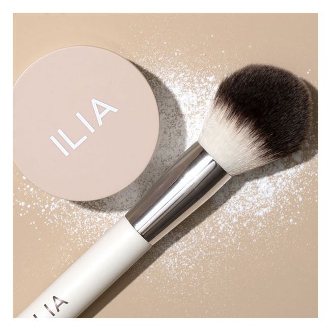 Ilia Beauty's Soft Focus Finishing Powder Application