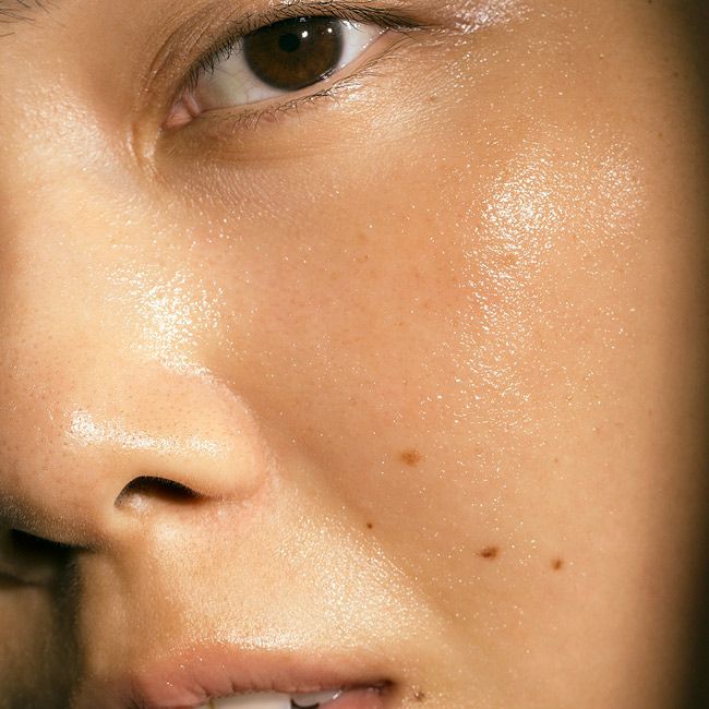 Masque naturel visage gommant Peel 7% AHA et argile Madara Mannequin