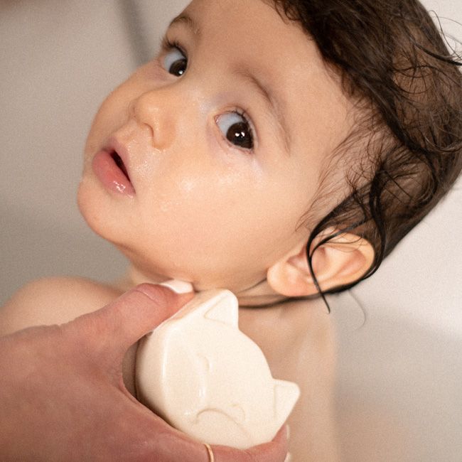 Umaï's Gaspard Gentle Cleansing Care Baby solid soap Application