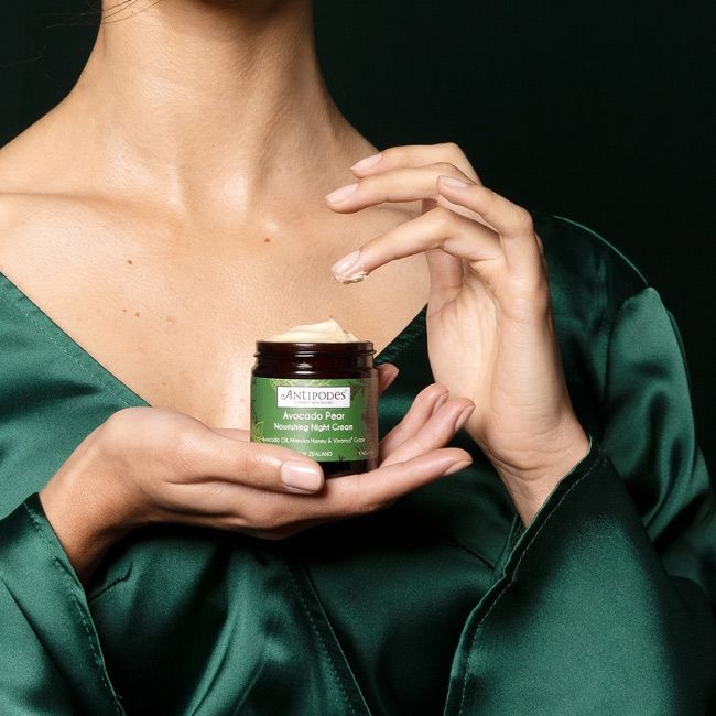 Crème de nuit bio régénérante avocado pear Antipodes lifestyle mannequin