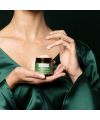 Crème de nuit bio régénérante avocado pear Antipodes lifestyle mannequin