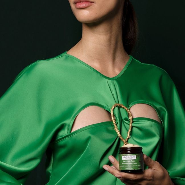 Crème de nuit bio régénérante avocado pear Antipodes mannequin