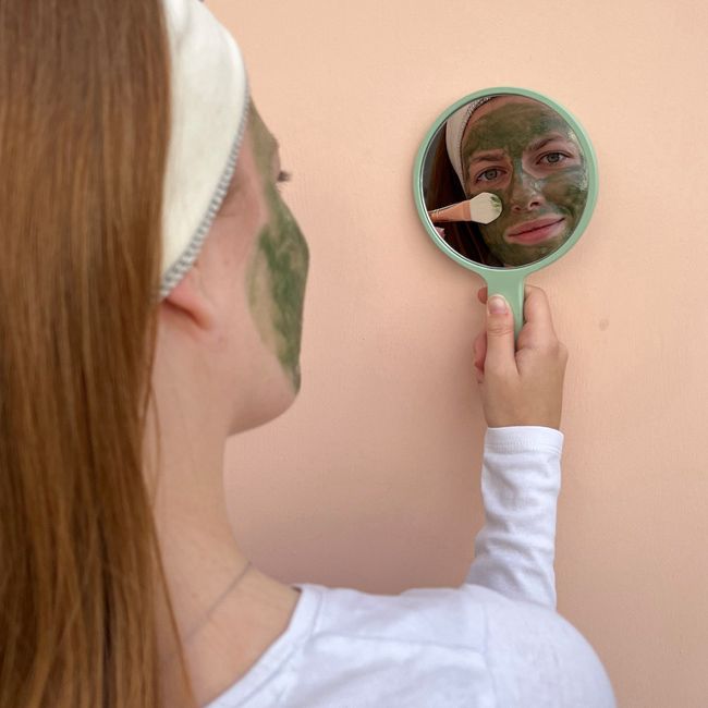 Les Huilettes' Purifying Mask Model