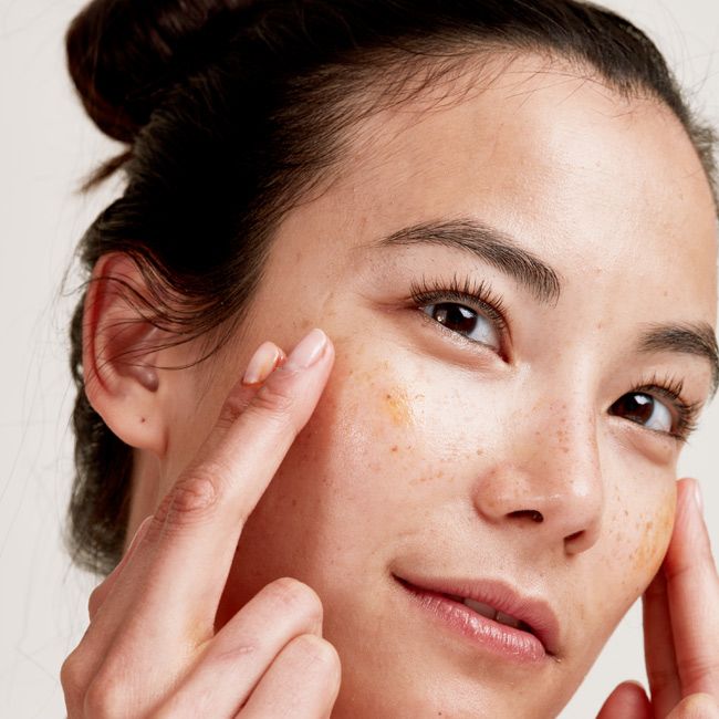 Pai Skincare's Brighter Glow Trio Face care set Rosehip oil Application