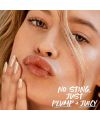 Baume à lèvres naturel repulpant Plump + Juicy booster Kosas model