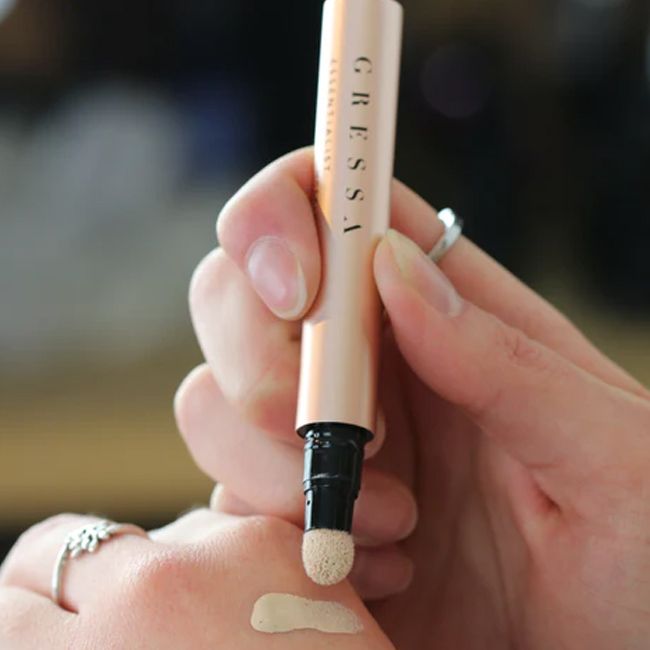 Gressa The Essentalist click stick concealer application