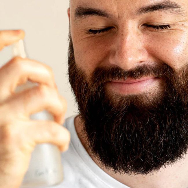 Tonique visage brume tonifiante aux herbes Ere Perez mannequin cosmétique