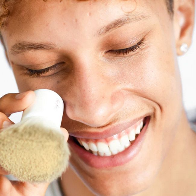 Poudre de finition naturelle transparente au maïs Ere Perez mannequin beauté