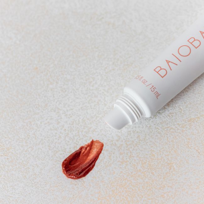 Baiobay tinted lip balm application