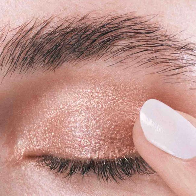 Gitti' copper sheen Visionist liquid eyeshadow model
