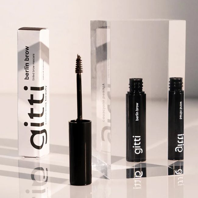 Gitti' dark brown Berlin Brow gel lifestyle