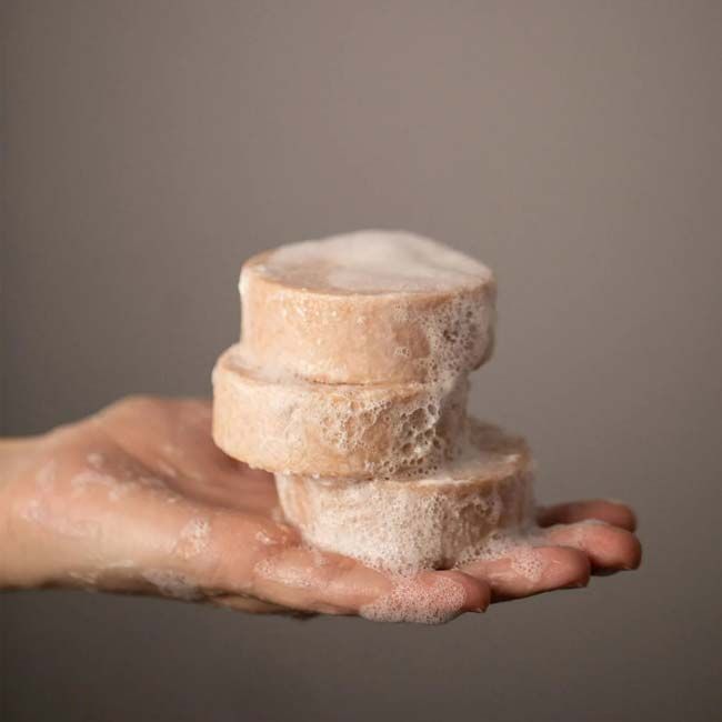 Le Chat dans l'Armoire model Mediterranean salt soap