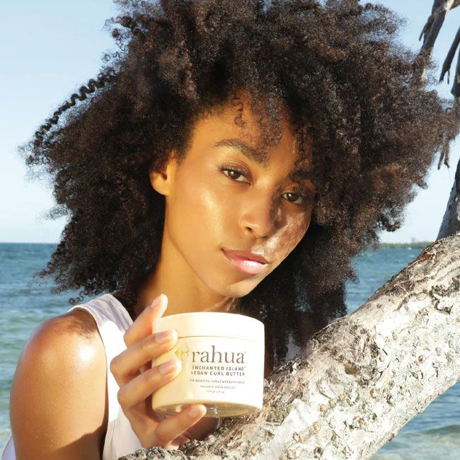 Leave in cheveux bouclés Enchanted Island Vegan curl butter Rahua mannequin lifestyle