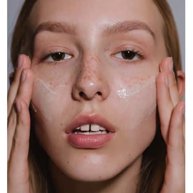 Crème visage bio Fluide équilibrant Hydra-Derme ACNE Madara application