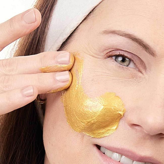 Evolve's Bio-Retinol Gold Mask model