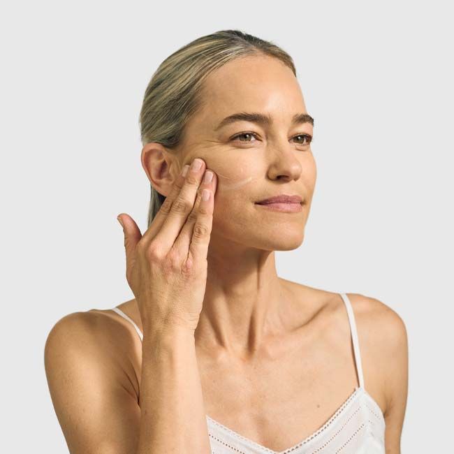 Crème visage naturelle régénératrice aux peptides bioactifs Bonne Nuit Pai Skincare mannequin application