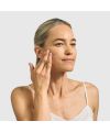 Crème visage naturelle régénératrice aux peptides bioactifs Bonne Nuit Pai Skincare mannequin application