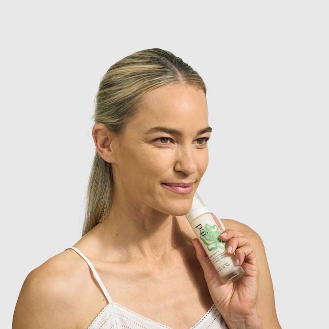 Crème visage naturelle régénératrice aux peptides bioactifs Bonne Nuit Pai Skincare mannequin lifestyle