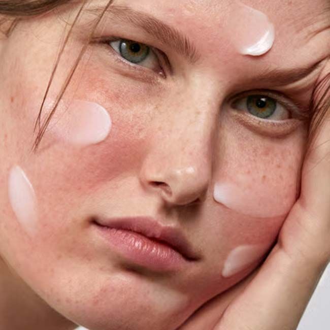 Crème peau sensible de nuit SOS + Sensitive Madara mannequin
