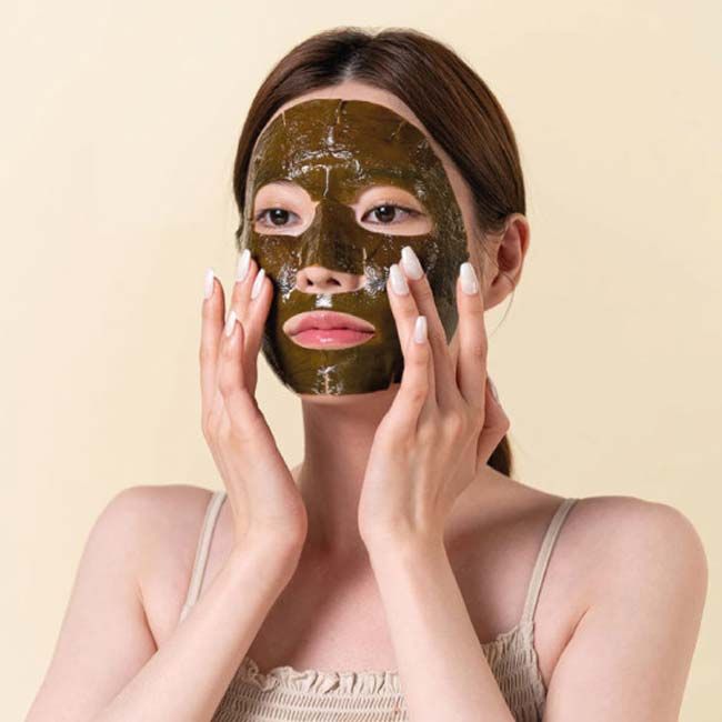 Whamisa' soothing moisturizing Kelp agae mask model