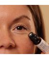 Contour des yeux bio sérum Acide Hyaluronique Eye Complex Evolve cosmétiques mannequin