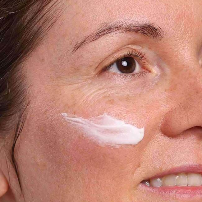 Evolve Beauty Daily Renew Facial Cream model texture