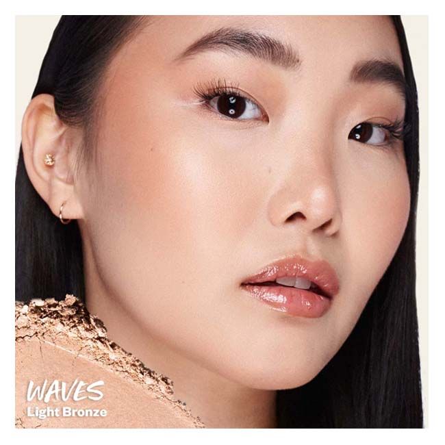 Kosas The Sun Show Waves baked bronzer model