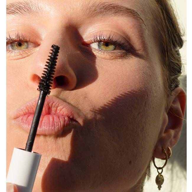 Mascara naturel Waterproof à l'Avocat Noir Ere Perez model